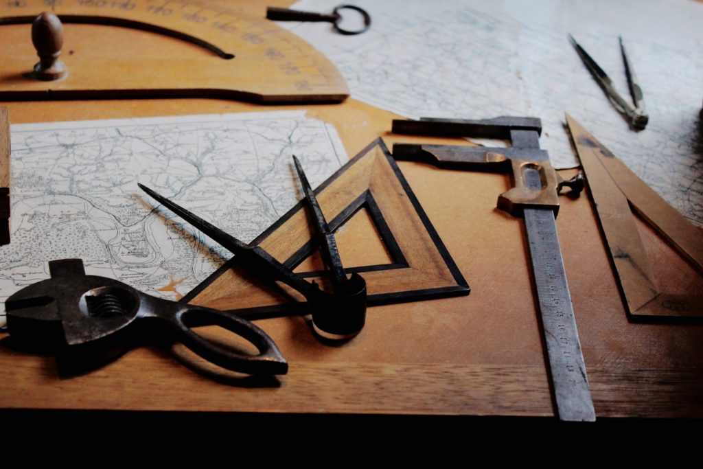 drafting instruments on top of table - Crédit photo: Fleur sur Unsplash